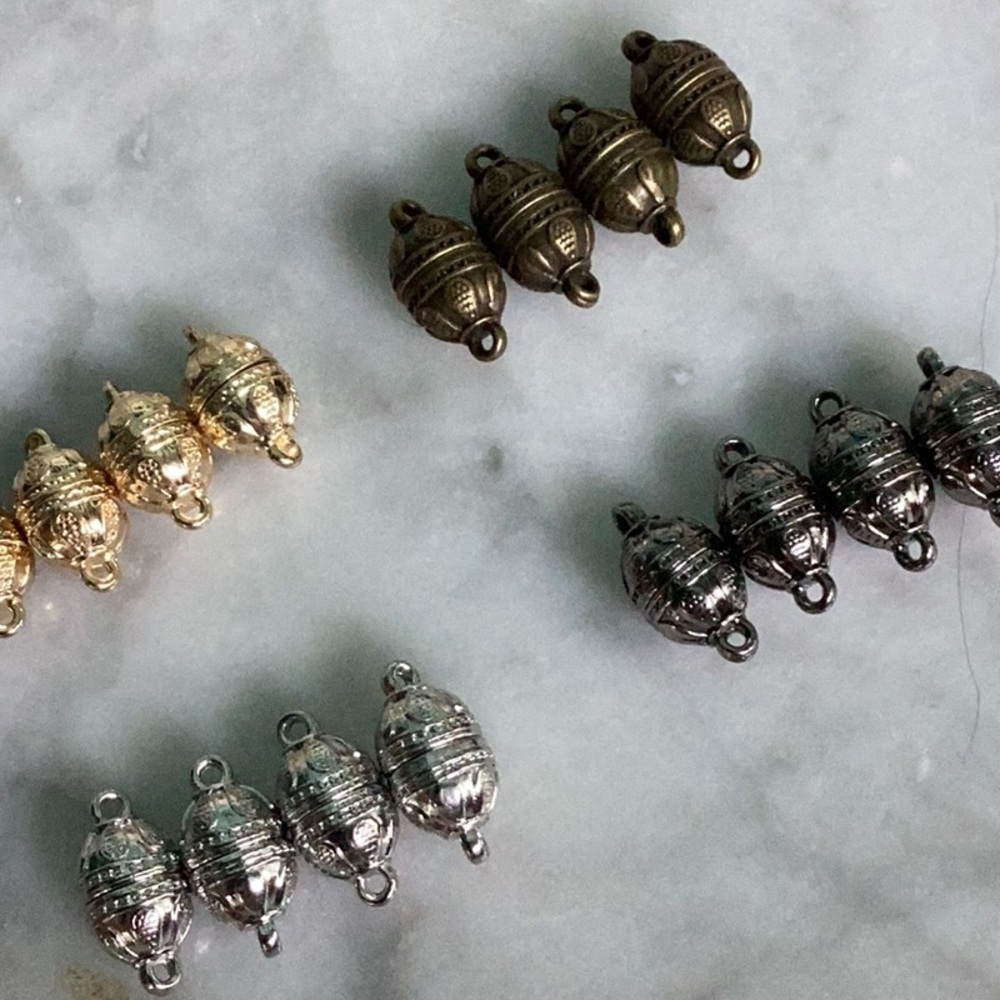 Findings: 4 oval magnetic clasps